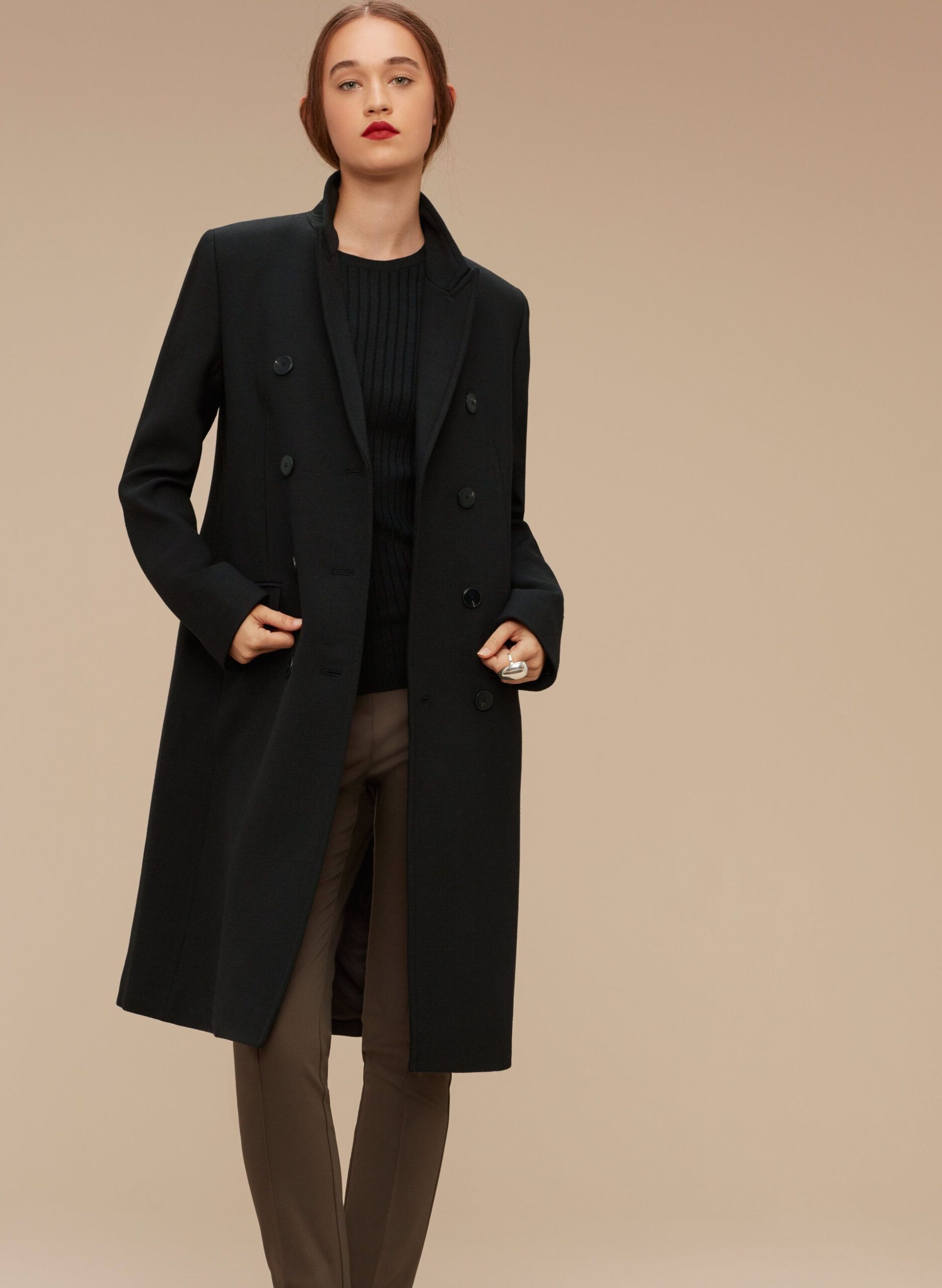 coat black scaled 1 - Moda autunno-inverno 2020/2021: Passione cappotti colorati