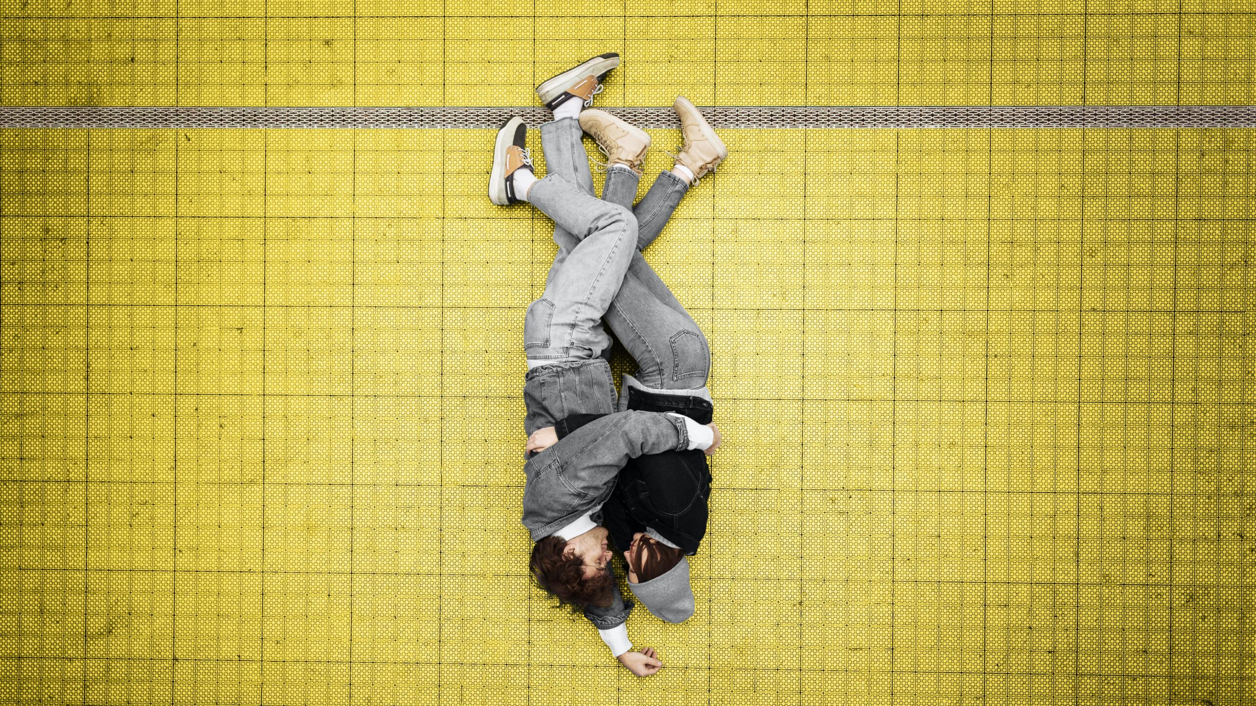 top view people hugging on an illuminating floor scaled 1 - 2021: Il riflesso colorato degli stati d'animo